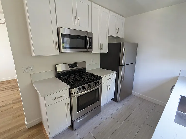 1320 N Martel Ave #7 — Photo 1