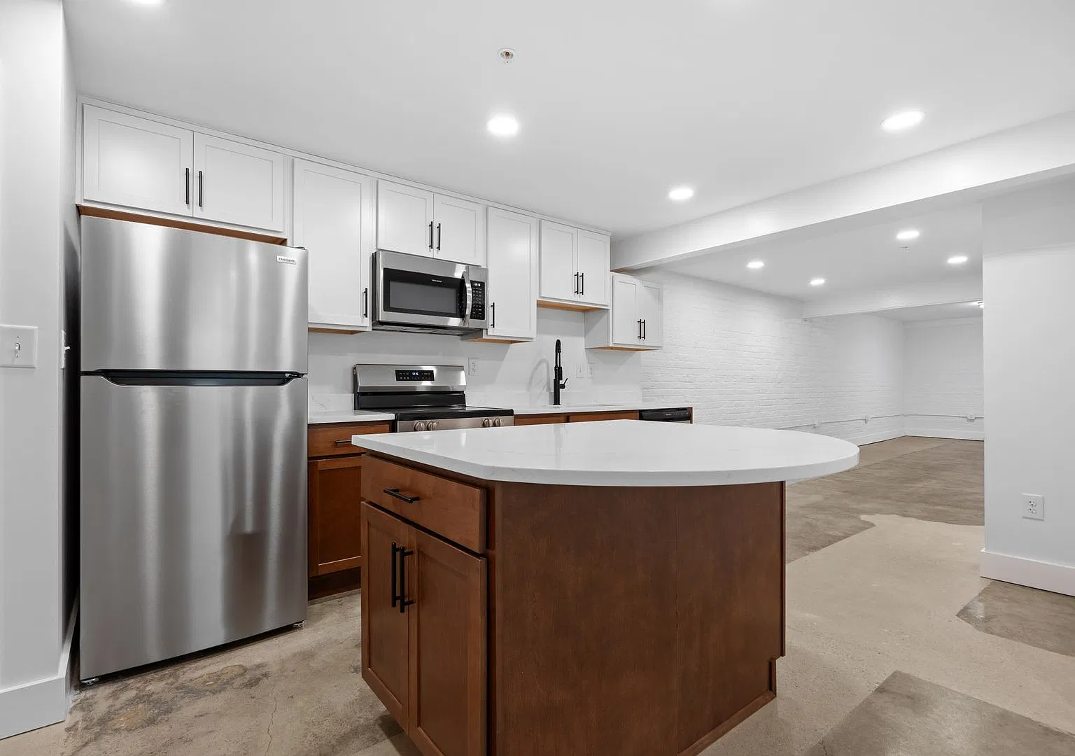 2033 W Broad St — Photo 2