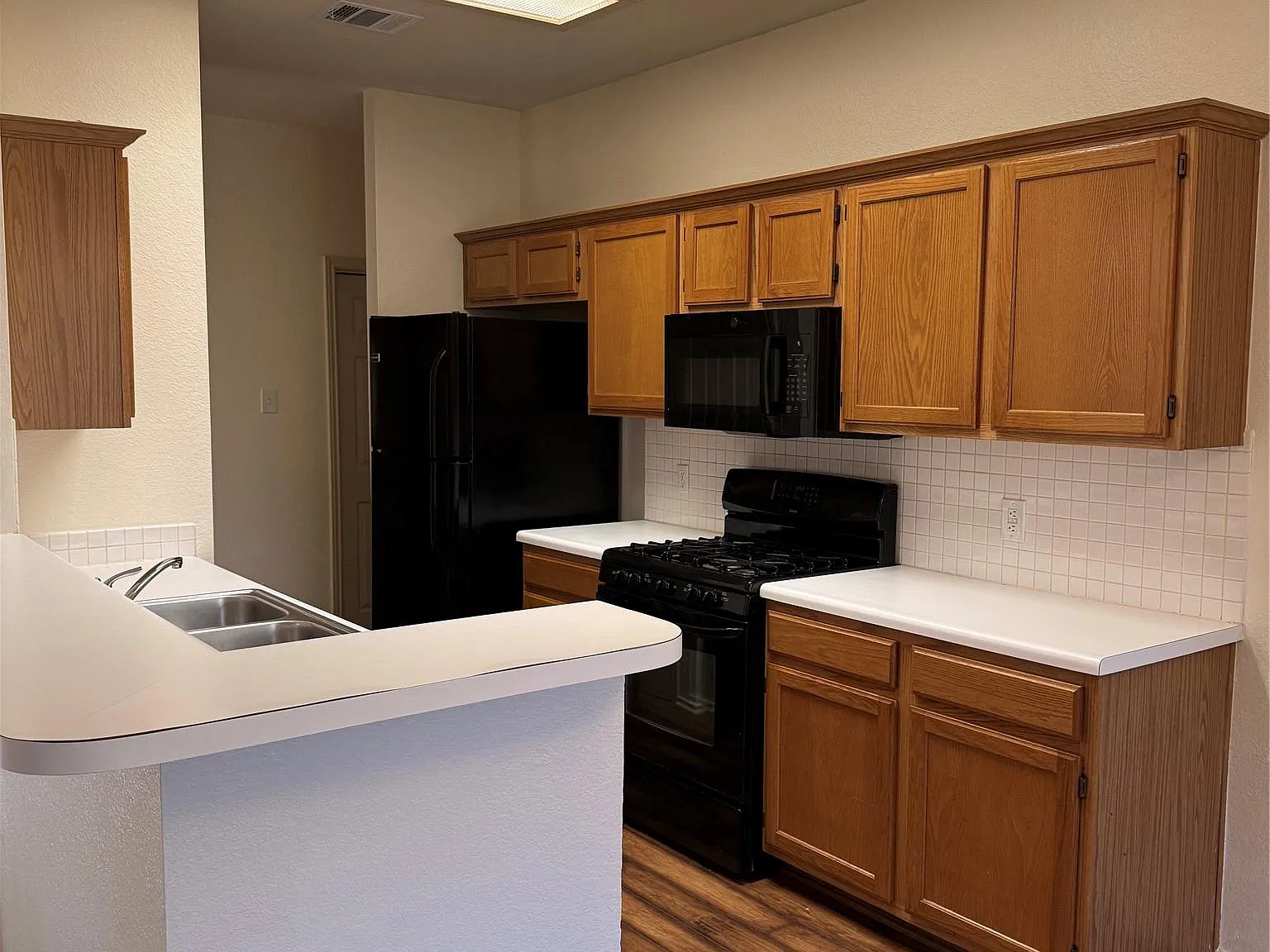3 bed, 2.0 bath, 1442 sqft, $1,795 — Photo 3