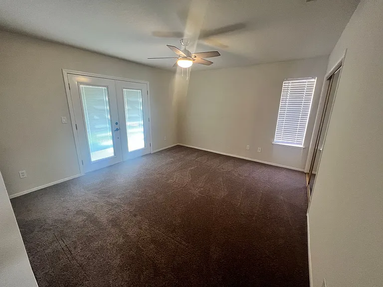 561 Amanda Ct — Photo 10