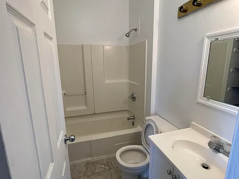 1228 E Ash St — Photo 5