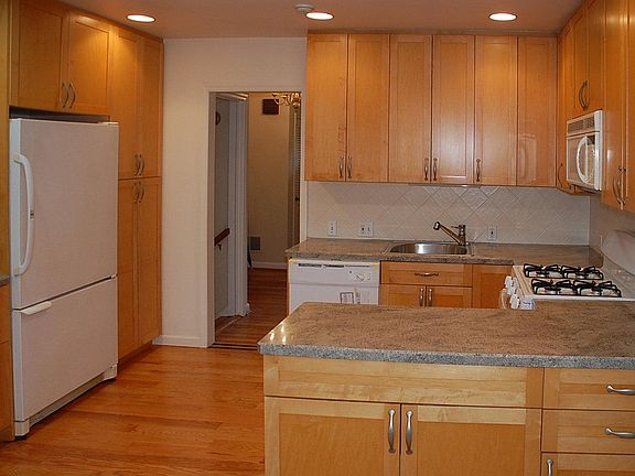 5th image of 27 Maplemoor Ln