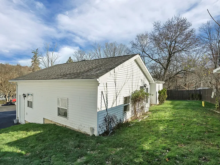 447 Clove Rd — Photo 27