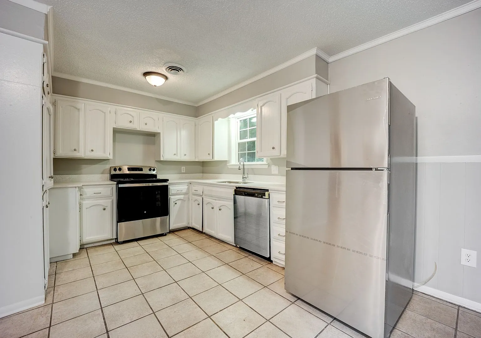 Freshly Updated 3 Bedroom House — Photo 3
