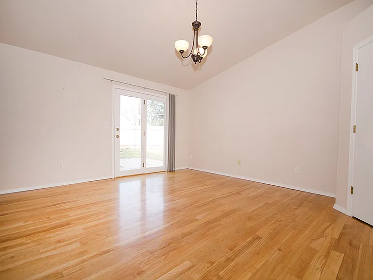 5513 N Creswell Ave — Photo 7