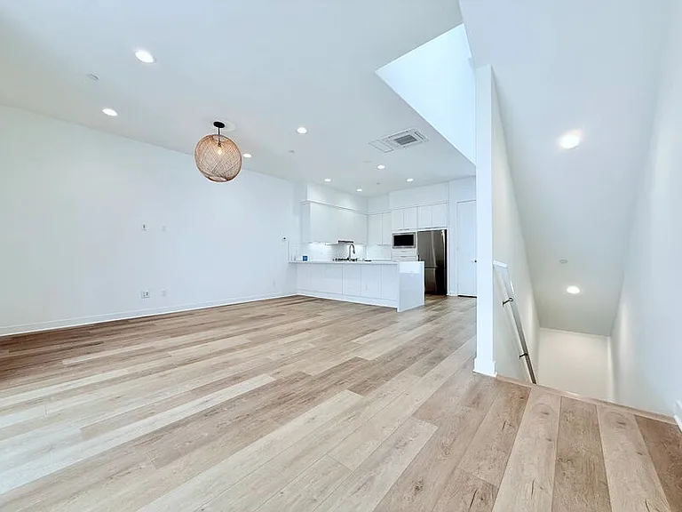 10917 1/2 Otsego St — Photo 5