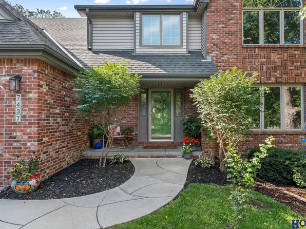 7437 Grand Oaks Dr, Lincoln, NE 68516