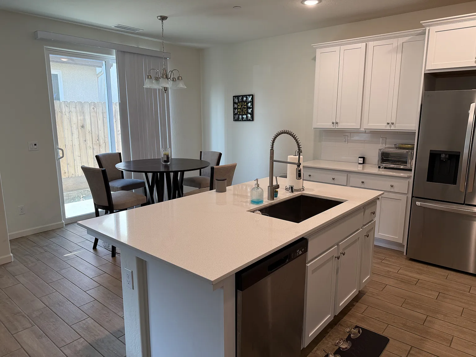 3 bed, 2.5 bath, 1412 sqft, $2,600 — Photo 4