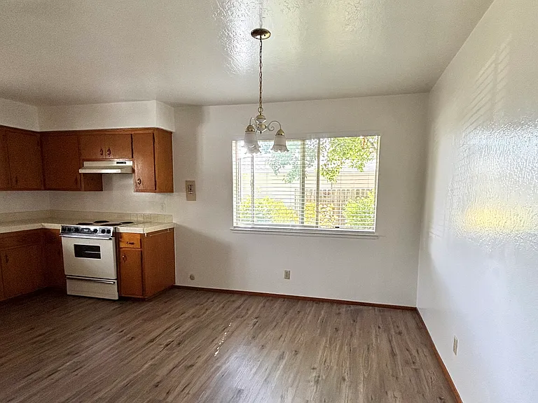 1347 Palomar Cir #1 — Photo 5