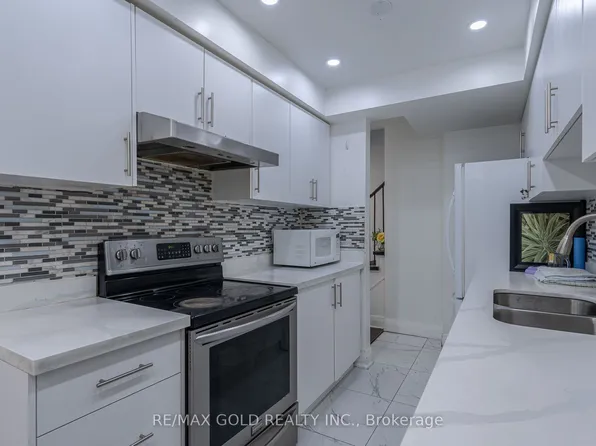 102 Bunchberry Way, Brampton, ON L6R 2E8