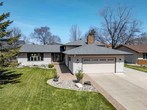 116 35th Ave NE, Fargo, ND 58102
