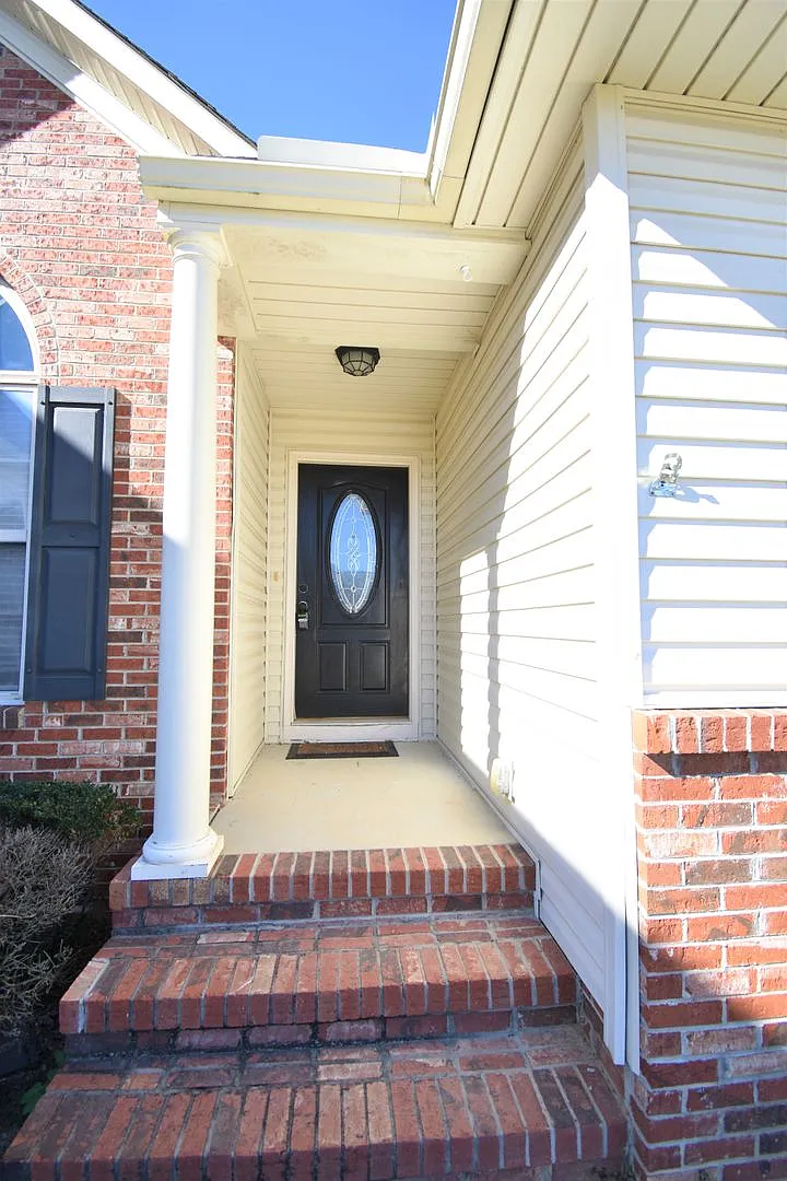 Coming Soon~3 Bedroom and 2 Bath Home with Bonus Room- Pets Considered — Photo 3