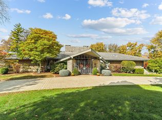 60 Baybrook Ln, Oak Brook, IL 60523