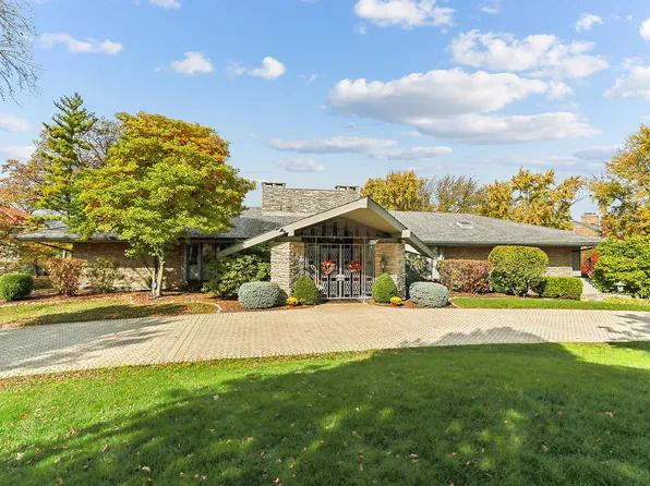 60 Baybrook Ln, Oak Brook, IL 60523
