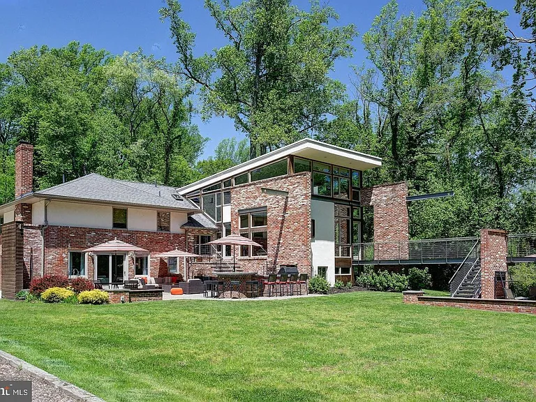 1127 Winding Dr — Photo 2