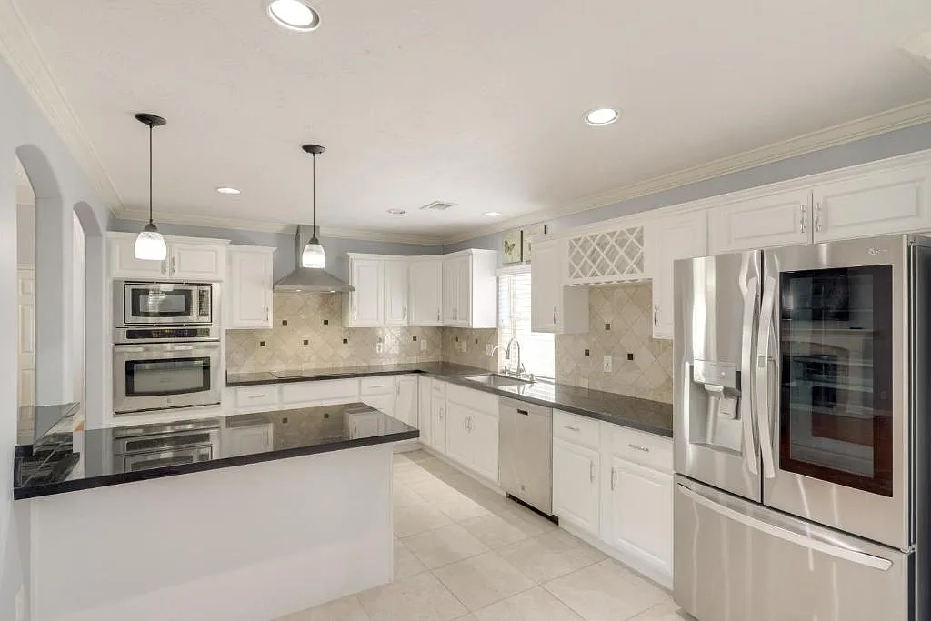 4 bed, 2000 sqft, $2,499 — Photo 2