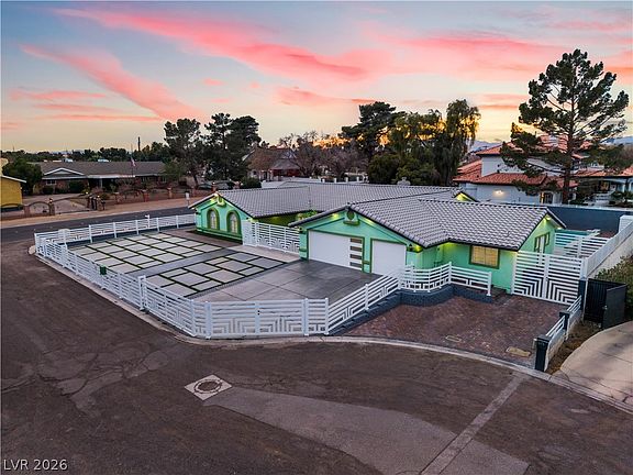 3rd image of 3160 E Viking Rd