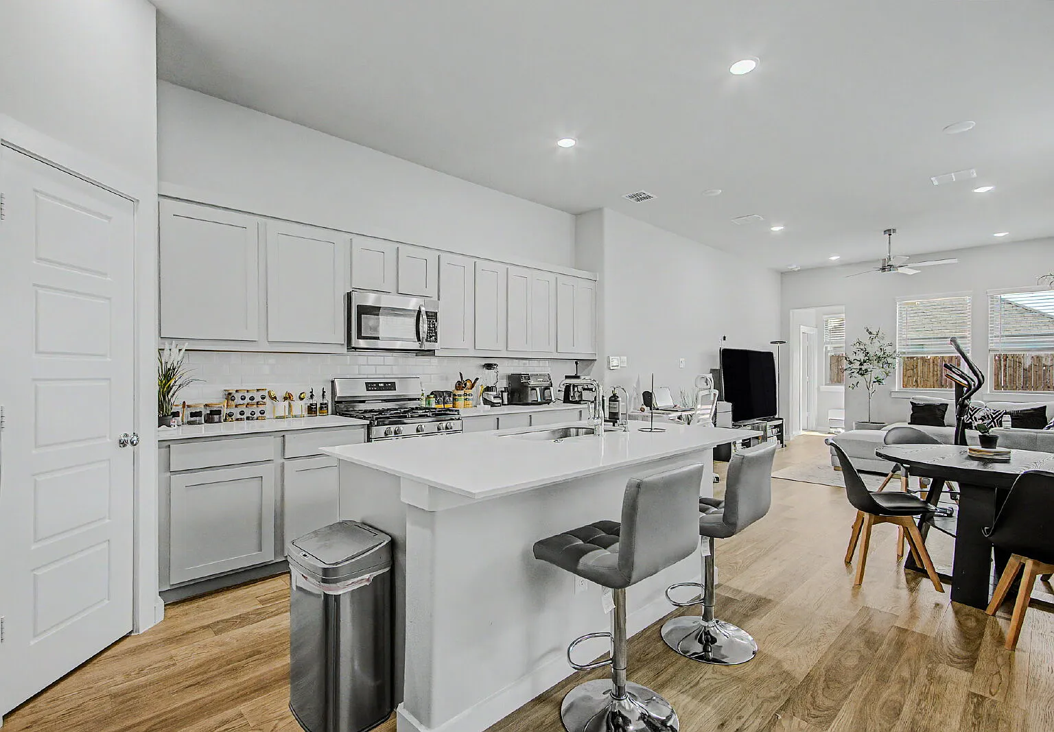 3 bed, 2.0 bath, 1530 sqft, $2,300 — Photo 3