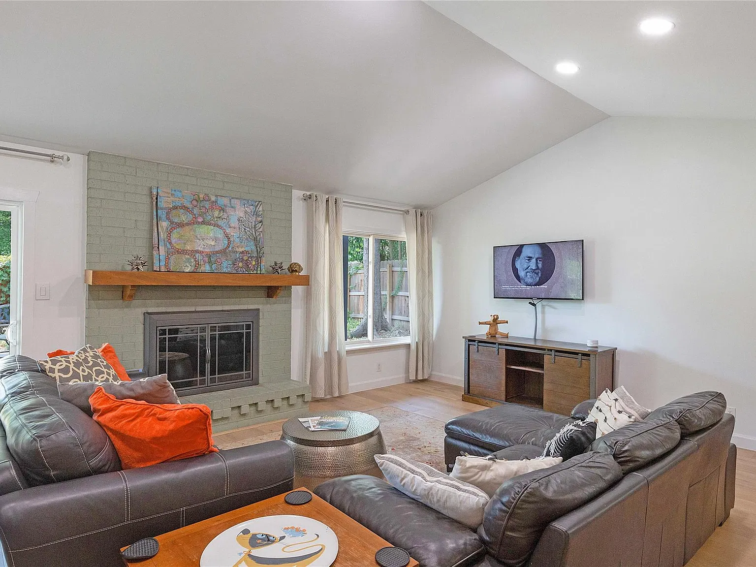 3 bed, 2.0 bath, 2000 sqft, $5,500 — Photo 2