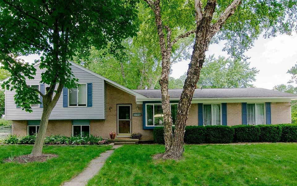 2nd image of 204 Valley Dr