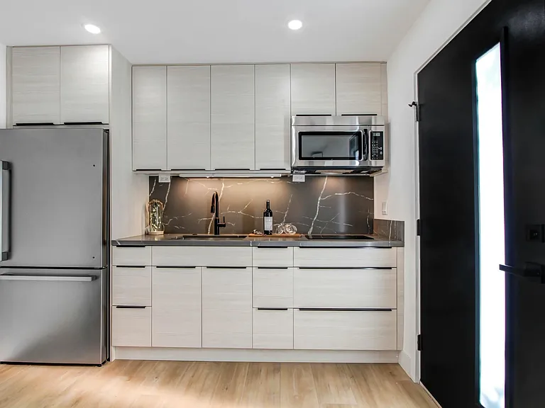 5764 Encino Ave — Photo 4