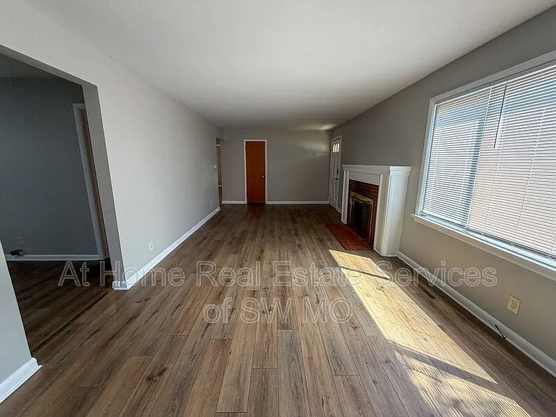 3 bed, 1.0 bath, 1192 sqft, $1,230 — Photo 3