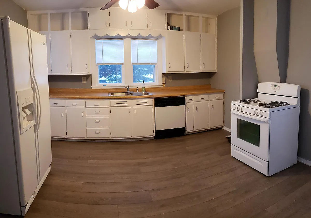 Kitchen - 104 Linn St