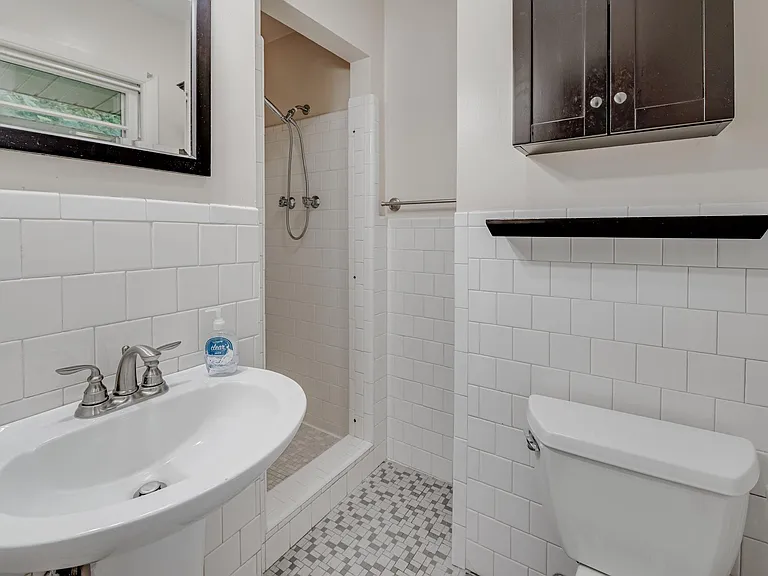 121 Winston Dr — Photo 15