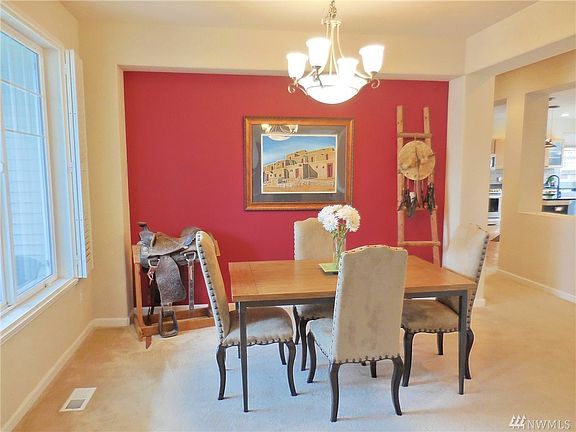Beautiful dining room w/lots of natural light