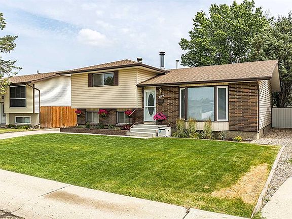 3rd image of 189 W Hull Cres NE
