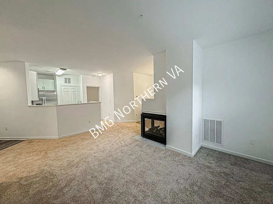 Sophisticated 2 Bed 2 Bath With Private Balcony In Christopher At Cedar Lakes — Photo 4