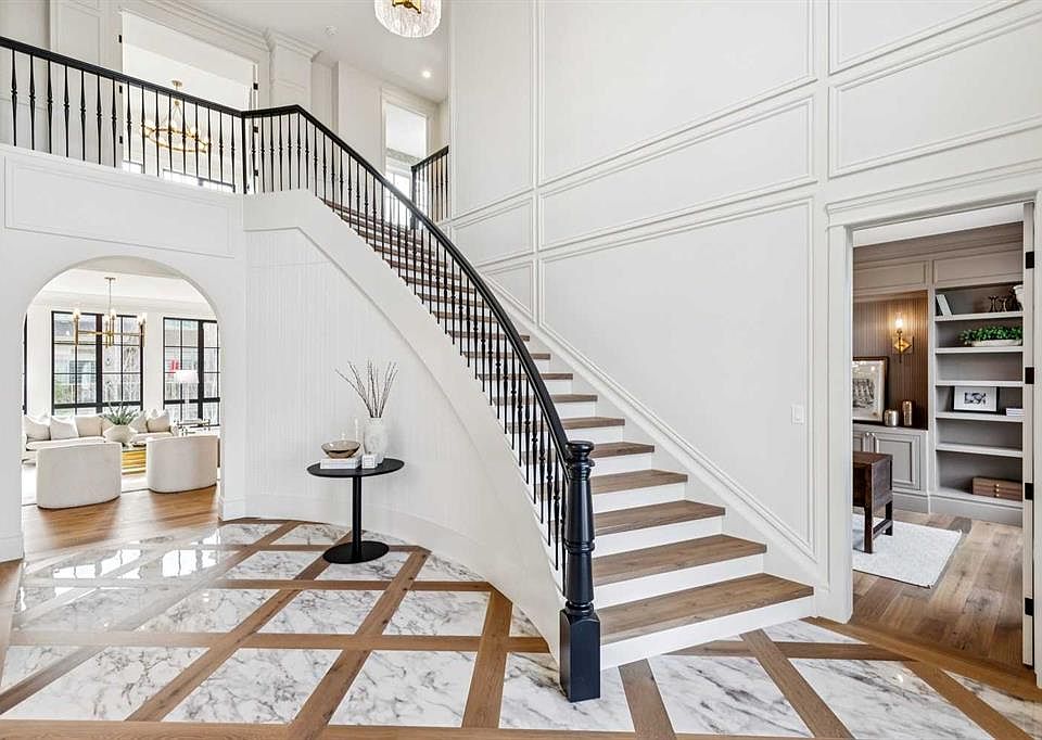 1st image of 151 W Watermark Ave