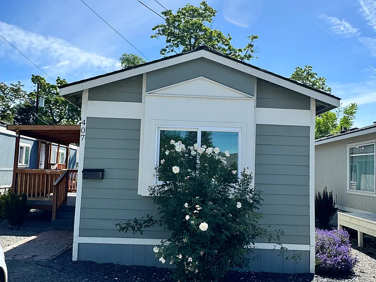 407 Avenue E — Photo 1