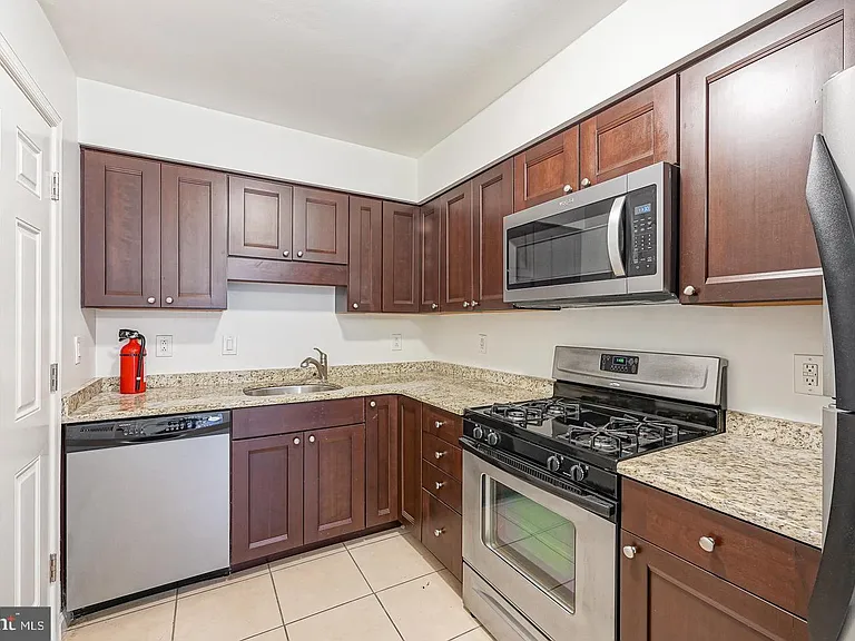 1051 Harbour Dr — Photo 11