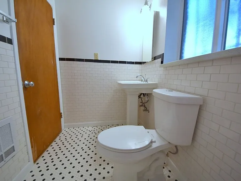413 Belmont Ave E #D — Photo 18