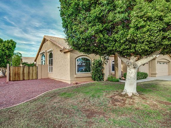 3rd image of 8834 W Tierra Buena Ln