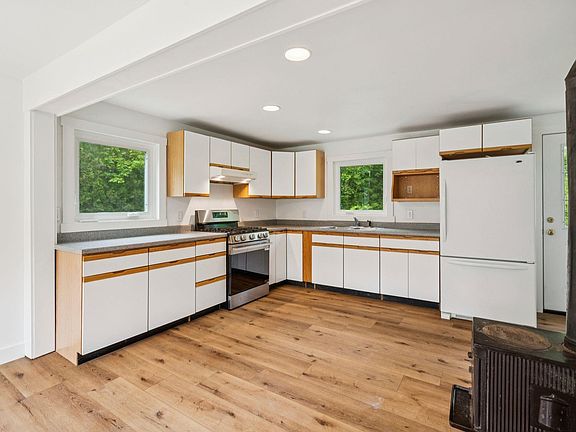 2nd image of 196 Kinsman Road