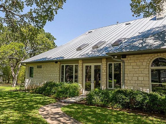 4th image of 434 Southwoods Dr