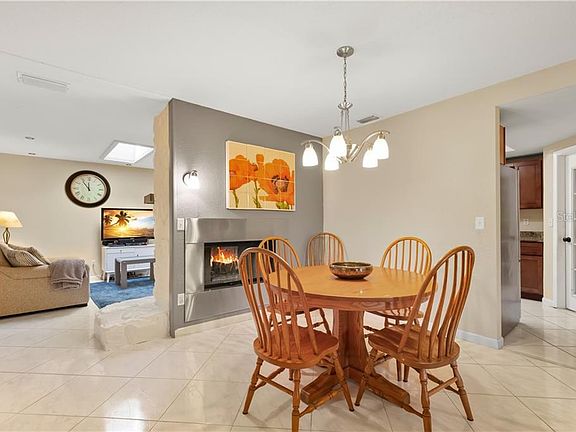 4th image of 27 Harbor Oaks Cir
