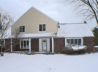 2 Briggsboro Ln, Fairport, NY 14450