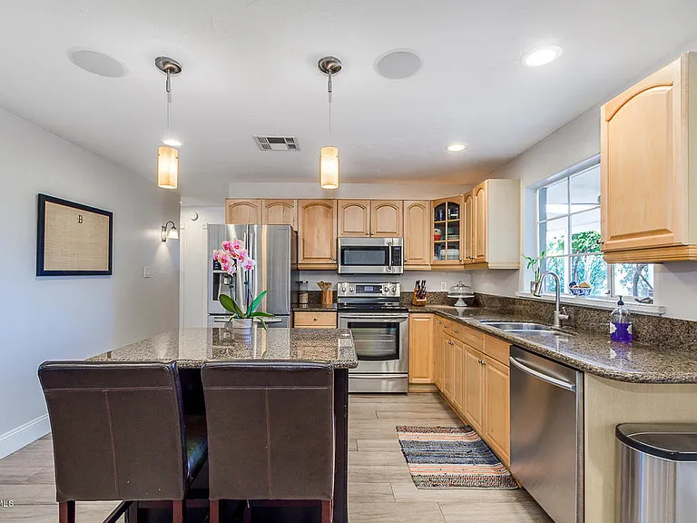 4113 E Minnezona Ave — Photo 7