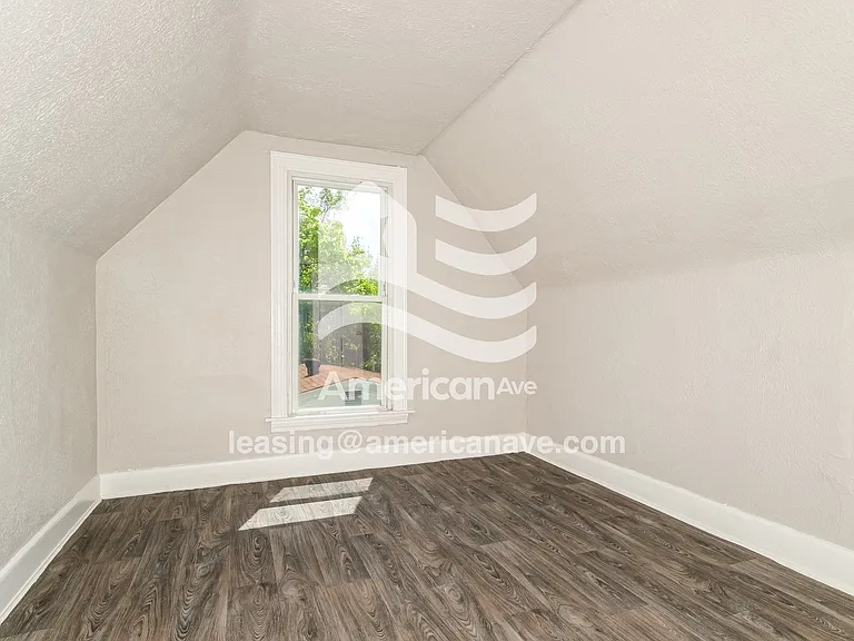 1531479_012_bedroom_11.jpg