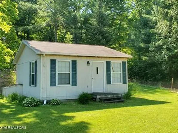 17682 Hemlock St, Barryton, MI 49305
