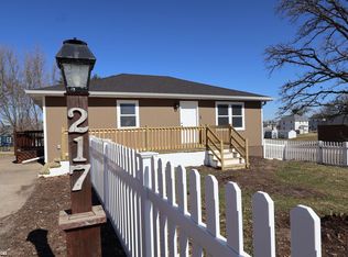 217 7th St, Gladbrook, IA 50635