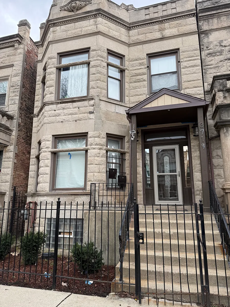 Photo 1 of 10 - 3719 W Lexington St #1A - Chicago, IL Primary Photo - 3719 W Lexington St #1A