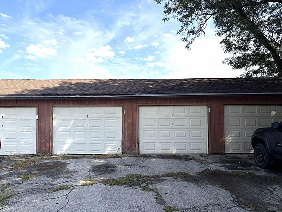 4th image of 2421 Crescent Dr APT 4