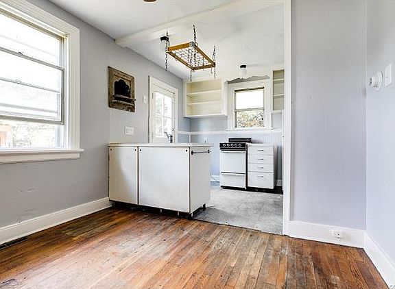 5th image of 1810 Carter St