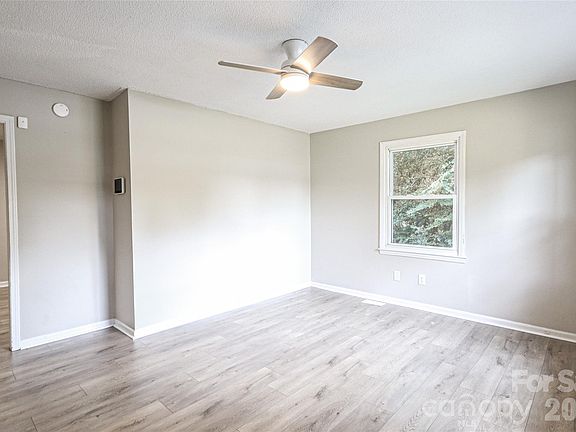 4th image of 1006 Iris Dr