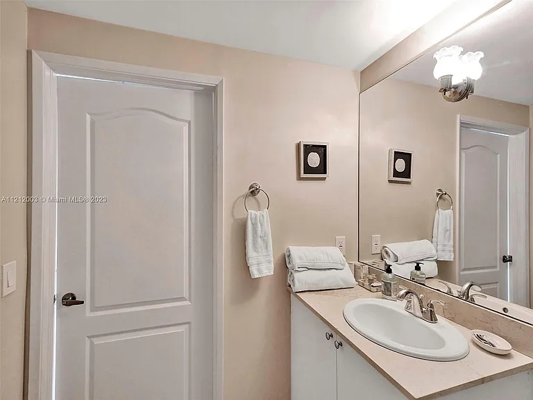 17555 Atlantic Blvd #806 — Photo 26