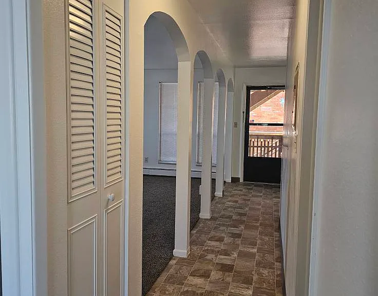 Chateau Villa Apartments — Photo 10